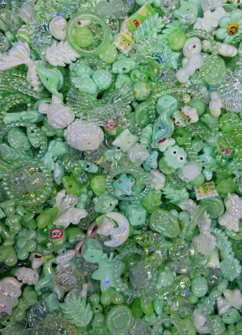 500g Irregular acrylic beads in a large mixture